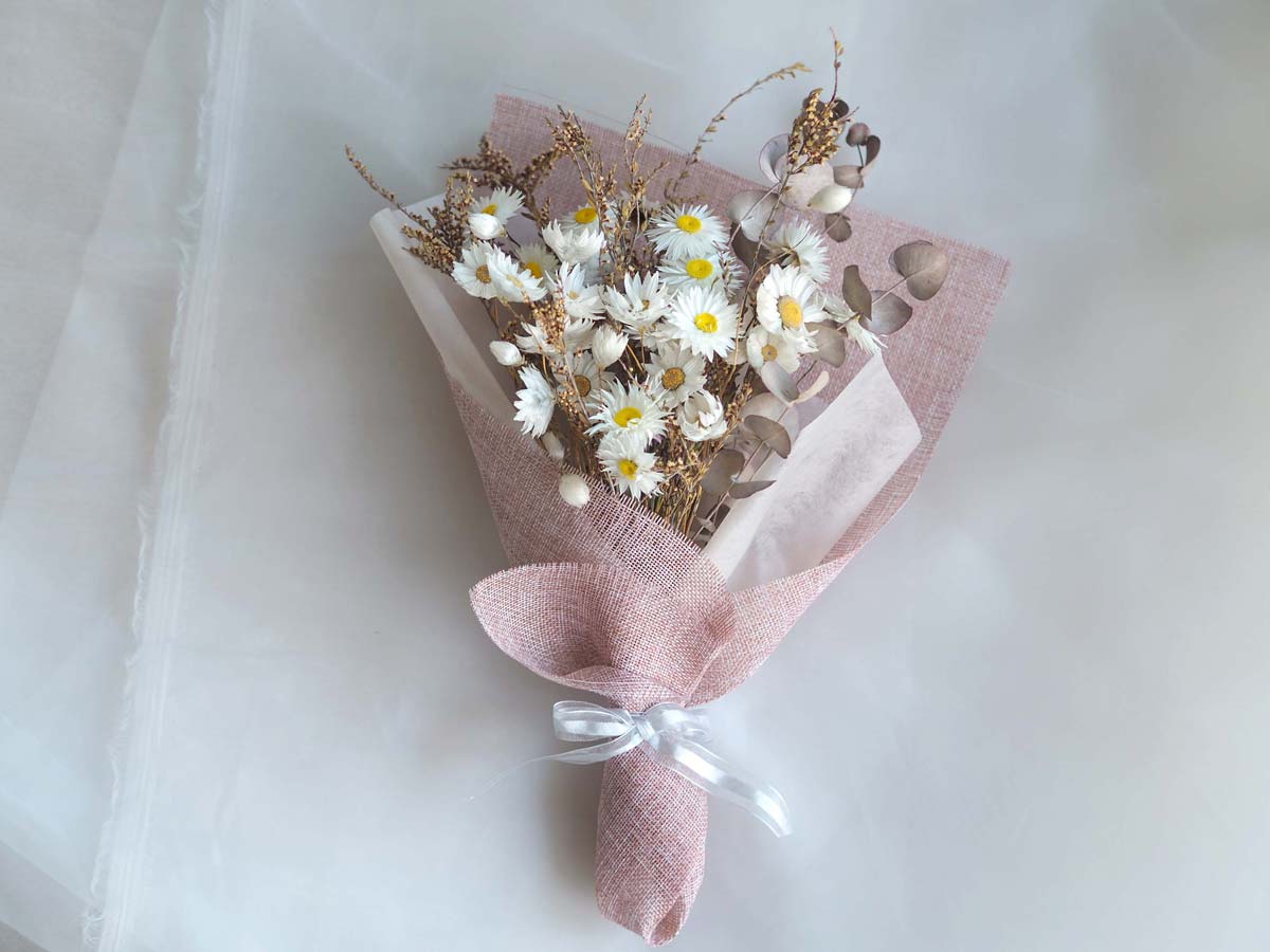 LYLA - Dried Daisy Flower Bouquet in White image 2