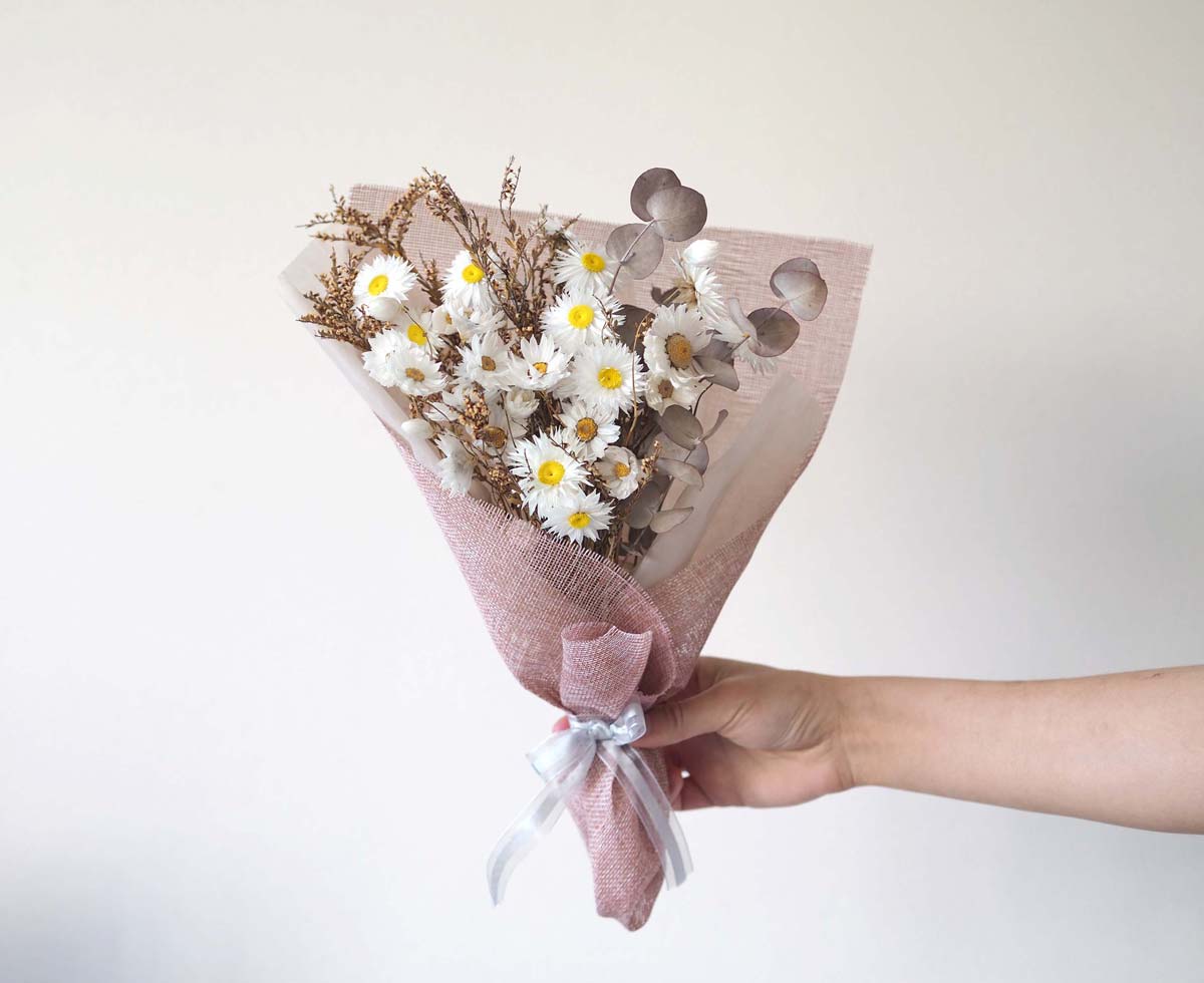 LYLA - Dried Daisy Flower Bouquet in White image 1