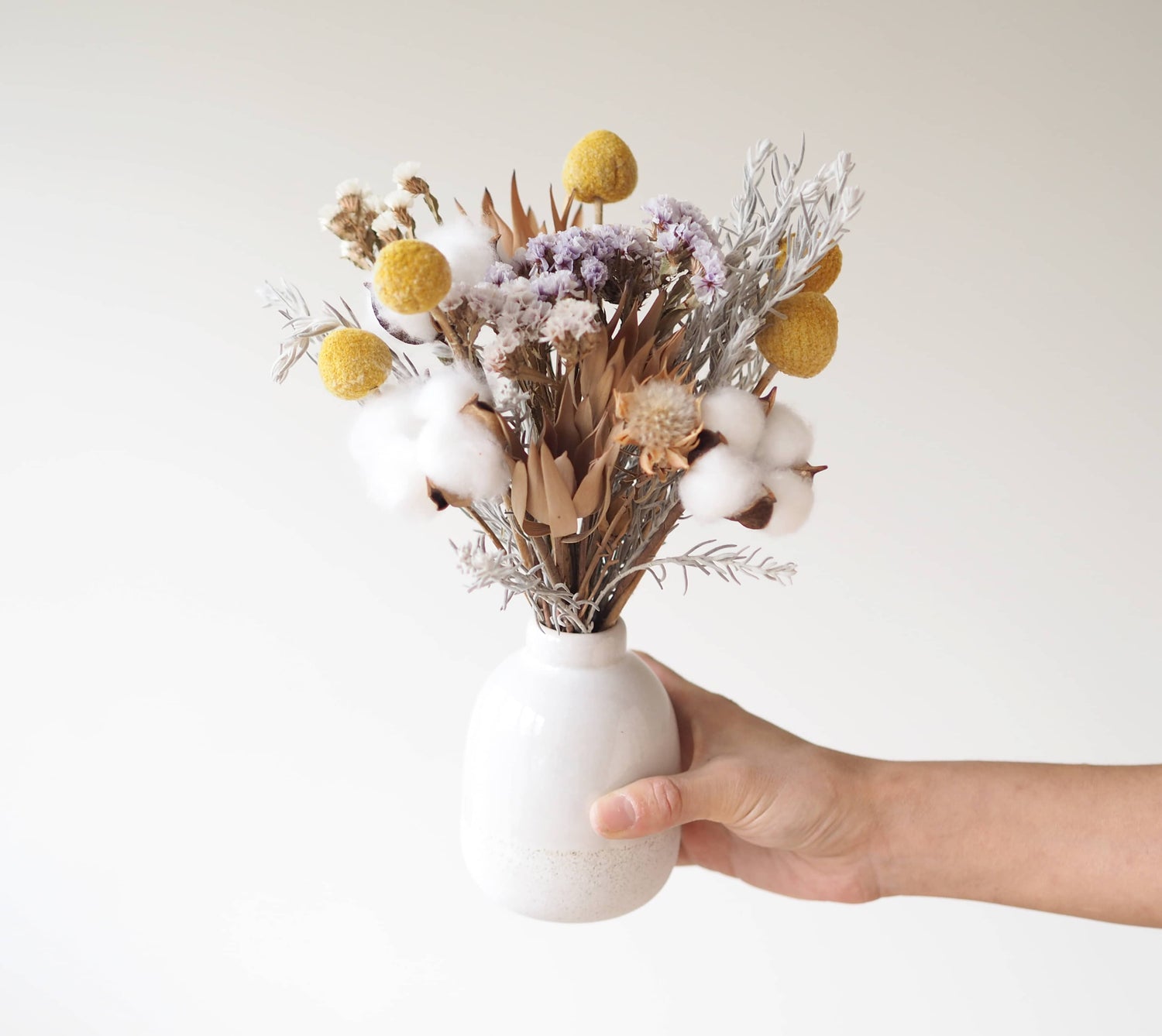 HERA – dried flowers in a white speckled vase