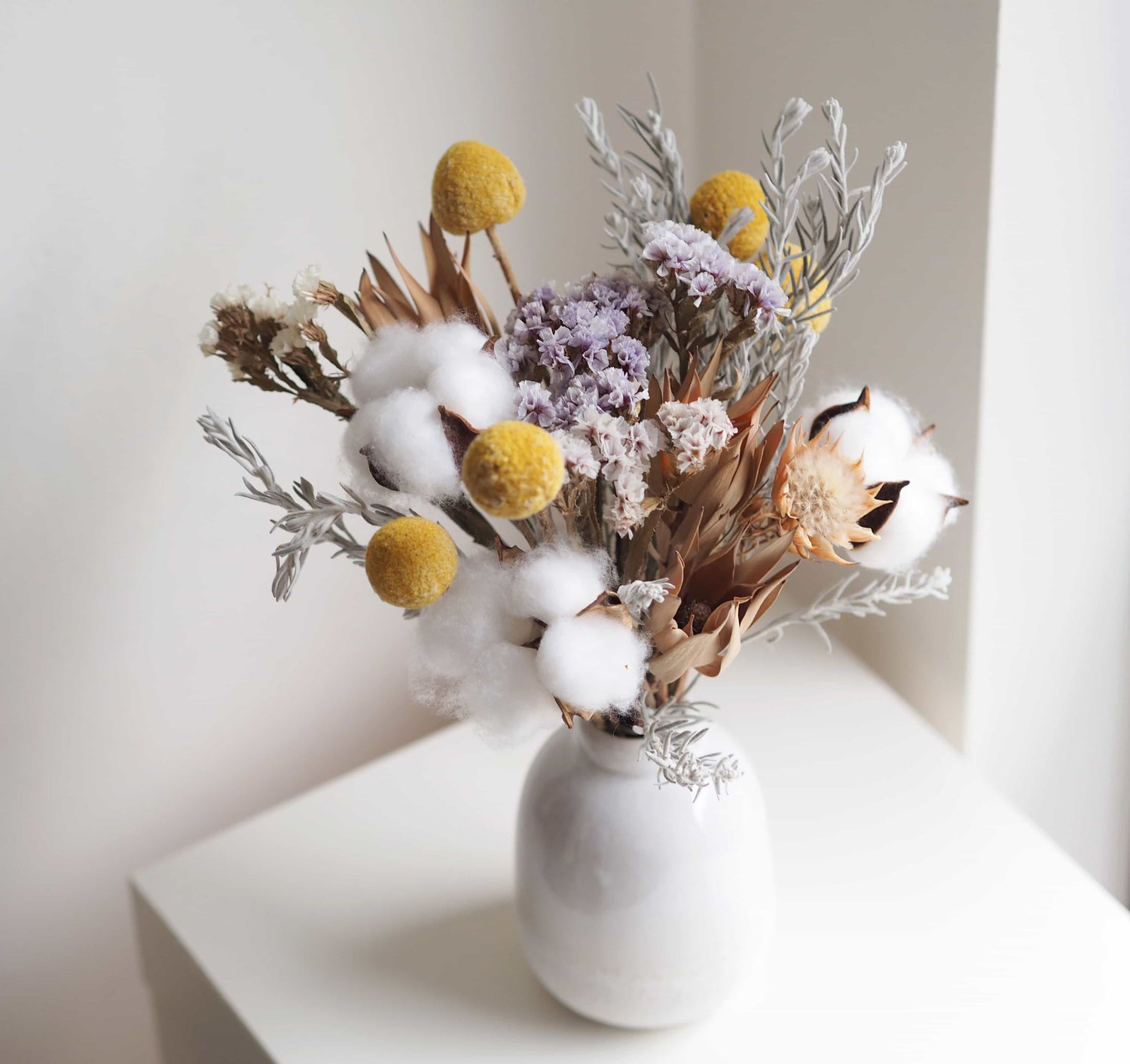 HERA – dried flowers in a white speckled vase