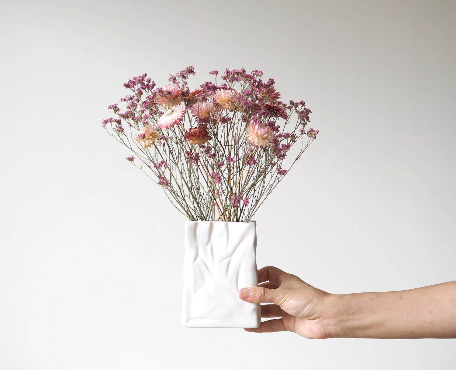 LILA – pink and purple dried flowers in a white ceramic paper bag vase