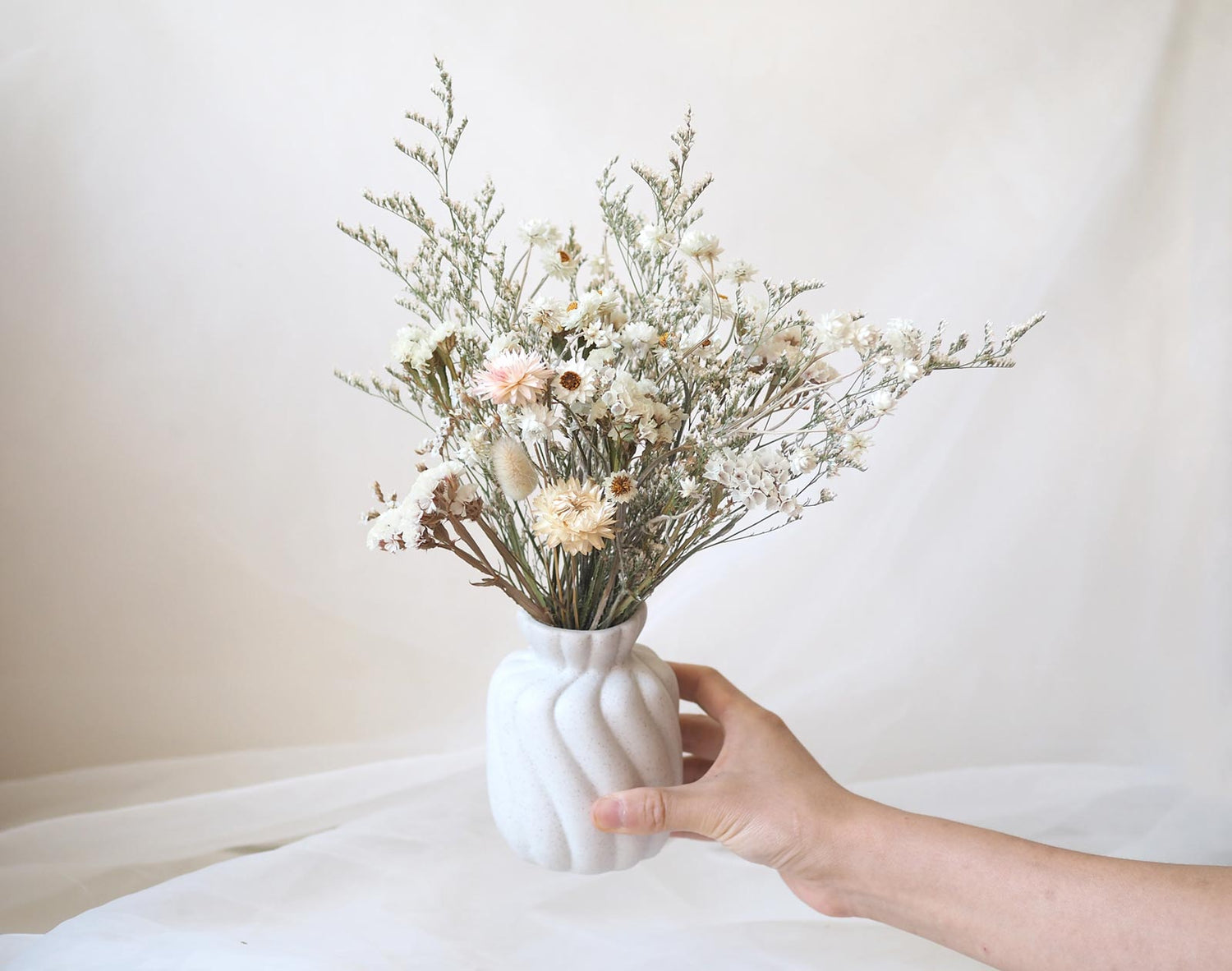 VIVI – white and cream dried flowers in a white textured ceramic vase