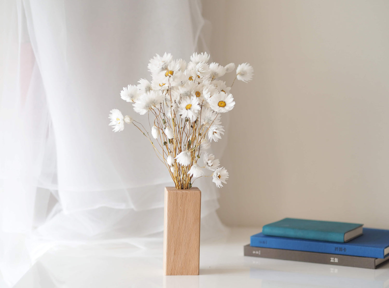 SNOW – dried white paper daisies in a wooden vase