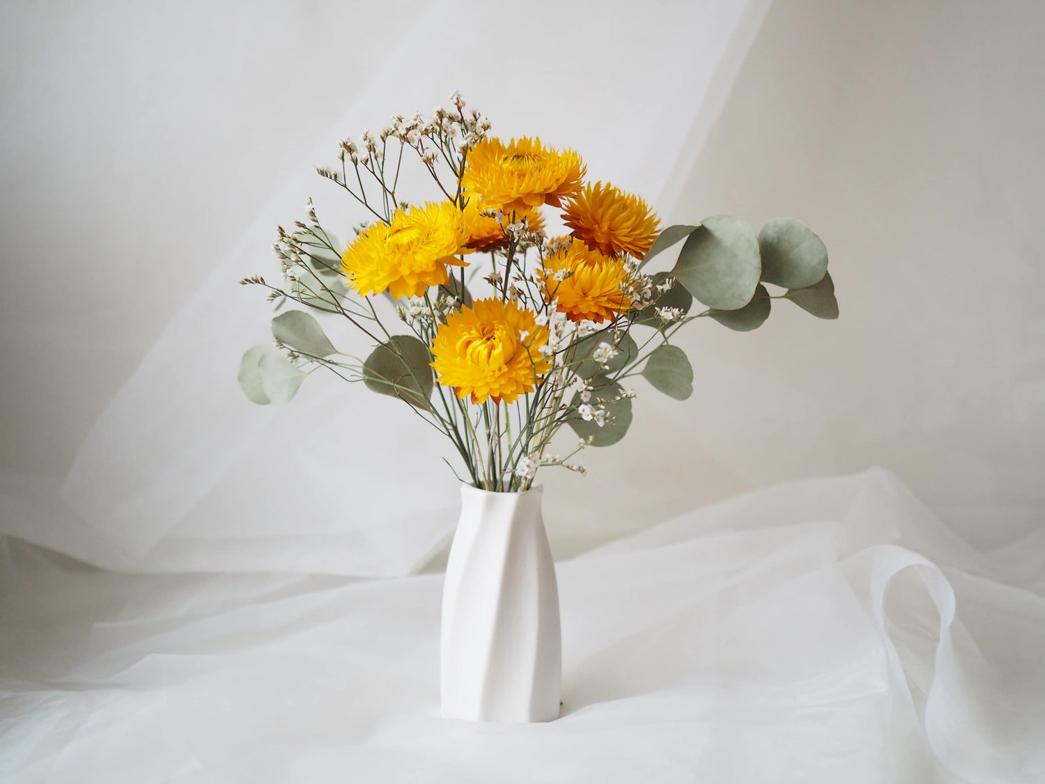 THALIA – dried yellow strawflowers in a white ceramic vase